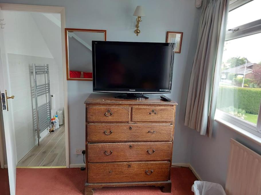 Double Room With Ensuite Shower Room In Quiet, Private House Worthing Bagian luar foto